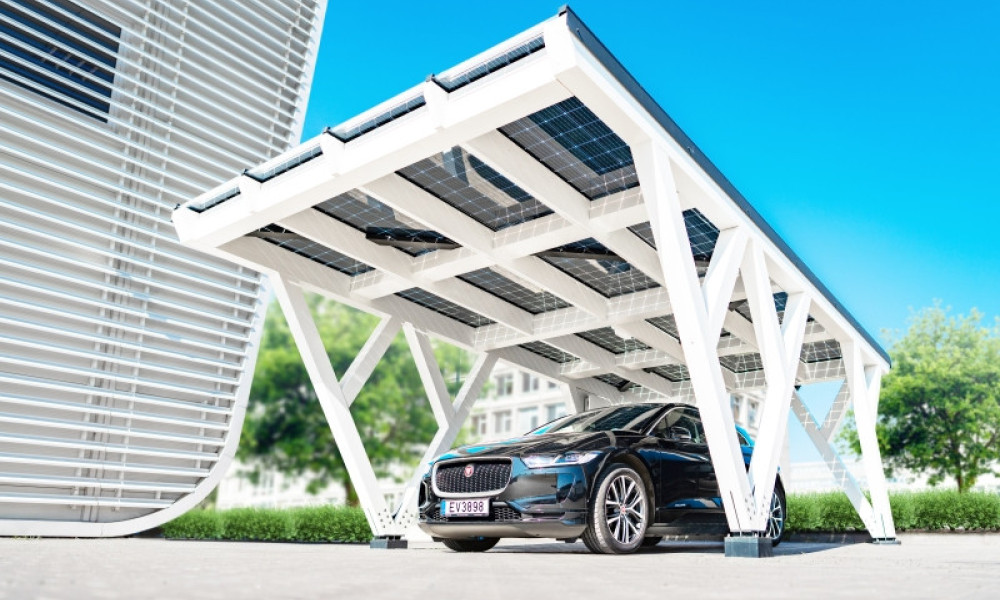 Holzrahmen Solar Carport mit integrierten Solarmodulen © SoliTek
