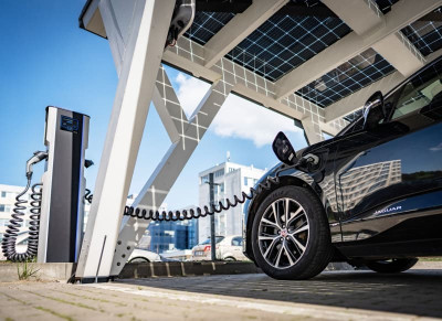 Holzrahmen Solar Carport mit integrierten Solarmodulen