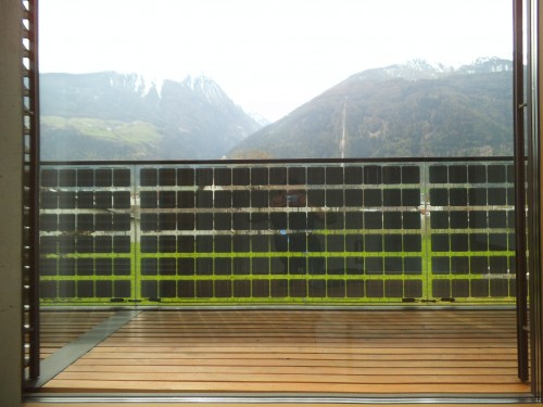 Das halbtransparente Geländer ermöglicht es, den Ausblick auf die Landschaft aus dem Innenraum heraus zu genießen © Gebäudeeigentümer