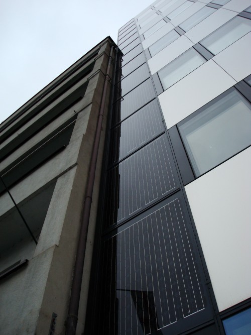La fascia scura dei moduli fotovoltaici separa il moderno edificio della Camera di Commercio dal fabbricato più tradizionale a fianco © Eurac Research