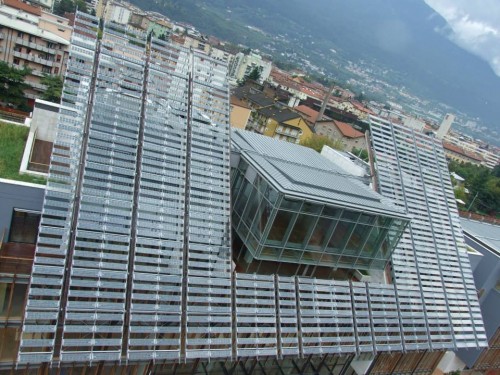 Als zentrales Element der gesamten Gebäudekomposition ist die BIPV-Anlage gut sichtbar © FAR System Srl