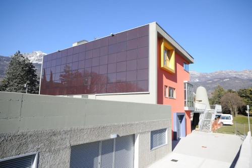 La facciata BIPV è visibilmente esposta verso la comunità © Arch. Gianluca Perottoni