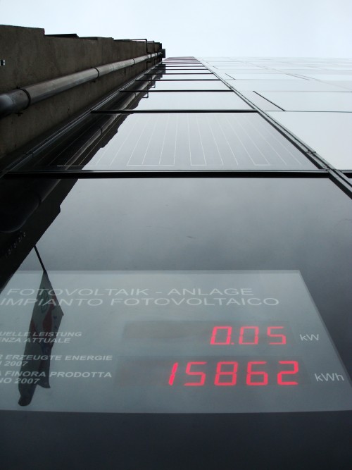 Die Photovoltaik-Ausgabeleistung wird an der Fassadenoberfläche angezeigt © Eurac Research