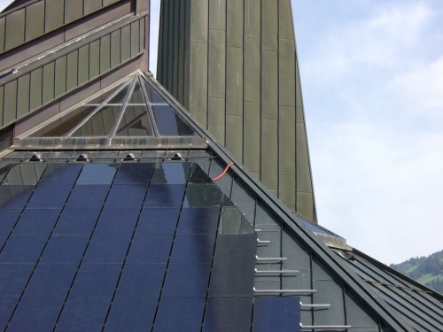 Fase di costruzione: sono ancora visibili il tetto metallico della chiesa e il sistema di montaggio del sistema BIPV © Eurac Research