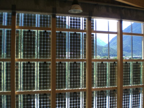 Vista dall’interno dell’edificio: sono visibili la struttura di supporto in legno e la semitrasparenza dei moduli © Günther Wallnöfer