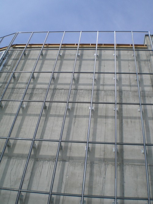 Das Stahlträgersystem der Module vor einer lichtundurchlässigen Außenwand des Gebäudes © Günther Wallnöfer