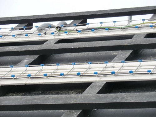 Hölzerne Modul-Unterstruktur: Die Kabel und die feuerfesten Gipskartonplatten sind sichtbar © Leitner Electro Srl