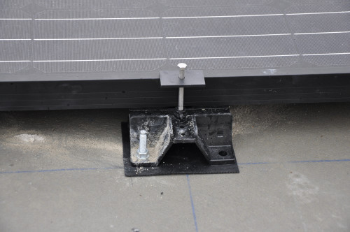 BIPV fixing system: the special crosswise clamps anchored to the concrete building roof are visible © Elektrostudio
