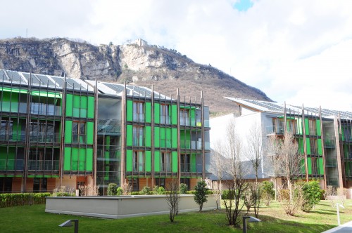 Die Gebäude folgen mit unterschiedlichen Höhen und Neigungen den Linien des umliegenden Berglands © Eurac Research