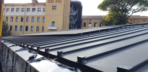 Vista pannelli in lamiera aggraffata, ancoraggi e sottostruttura moduli