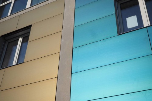 Verschiedenfarbige BIPV-Fassade © Martin Zeller