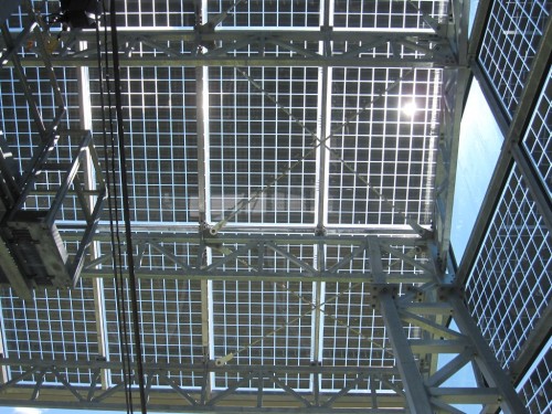 Vista di dettaglio della struttura di montaggio dei moduli in vetro © Leitner Electro Srl