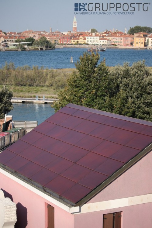Edificio con tegole fotovoltaiche e laguna di Venezia sullo sfondo