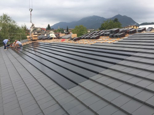 Verlegung der Dachziegel um den BIPV-Bereich herum © marco minelli architetto