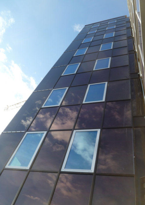 Das BIPV-System des Enzian Office: Die Module ersetzen die opaken Fassadenabschnitte (unter den Fensterzeilen) und die halbtransparenten Bereiche (neben den Fenstern) © Eurac Research