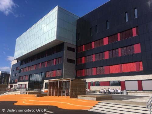 Red coloured elements were added by the architect to break up the black façade © Undervisningsbygg Oslo KF