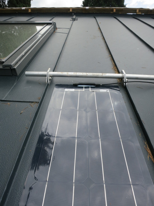 Dettaglio del modulo fotovoltaico Solbian integrato sulla copertura © Myriam Perna, Arch. Valentina Carì