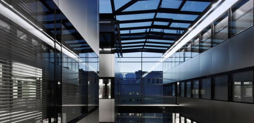 Innenansicht: Kombination verschiedener Materialien und Farben, dieselbe Kombination wie an der Außenfassade des Gebäudes © Frener & Reifer GmbH
