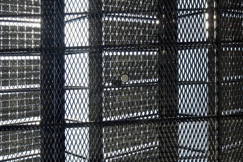 Vista della copertura fotovoltaica in vetro e della griglia sottostante in alluminio di colore nero © Günter Richard Wett